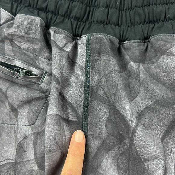 Lululemon Hotty Hot Short (2 1/2" ) Mini Midnight Tulle Multi Black / Black - Picture 7 of 7